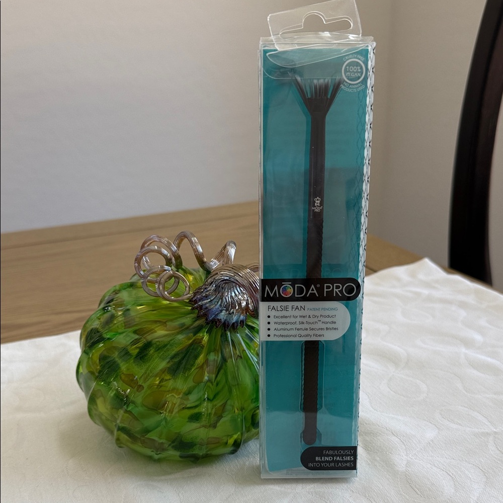 Black Falsie Fan Makeup Brush
